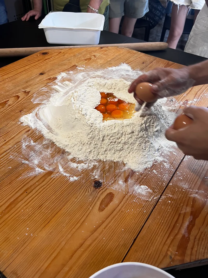 往届烹饪活动中,学员在面粉与鸡蛋旁动手制作