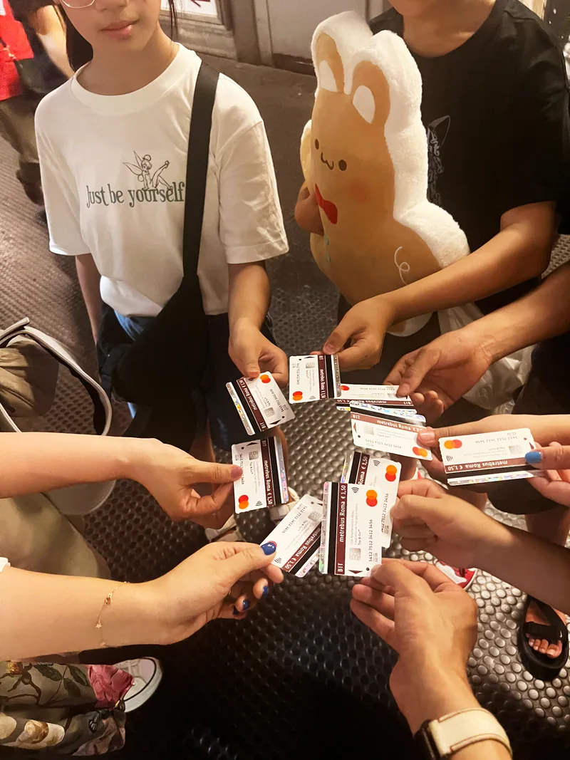 往届学员一起参与桌面互动活动
